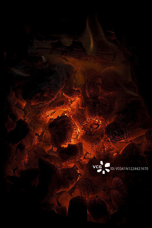 木柴余烬的完整画面图片素材