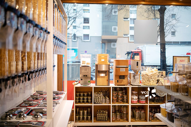 零浪费商店货架上陈列的各种食品图片素材