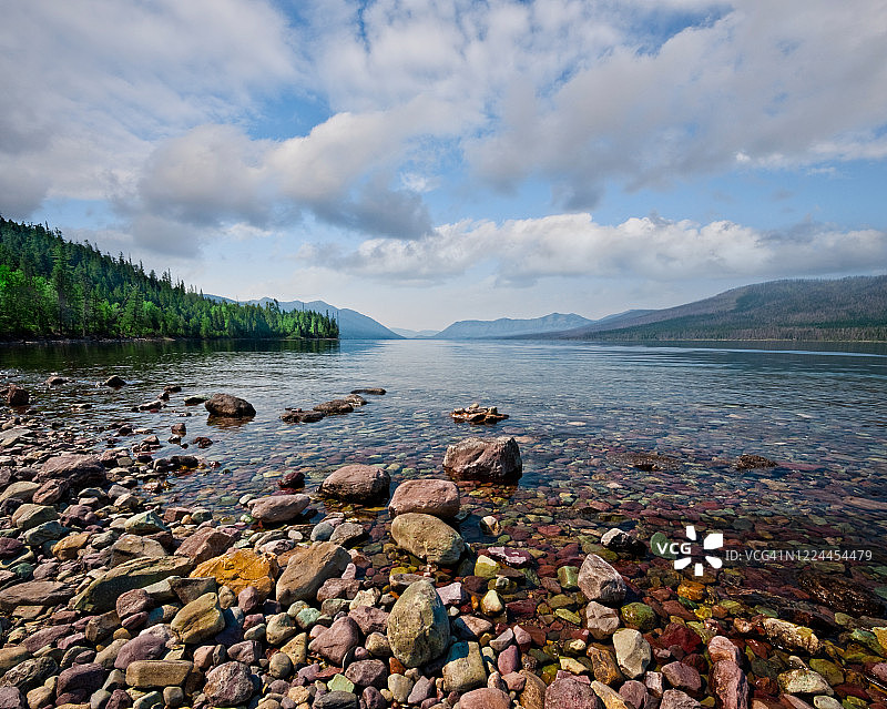麦克唐纳湖的砾石滩图片素材