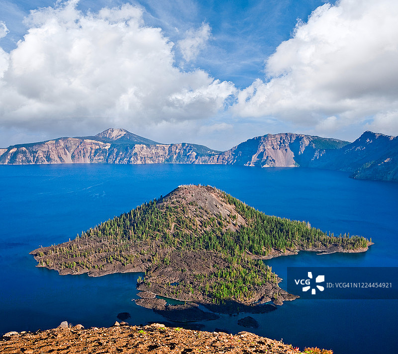 巫师岛和火山口湖图片素材