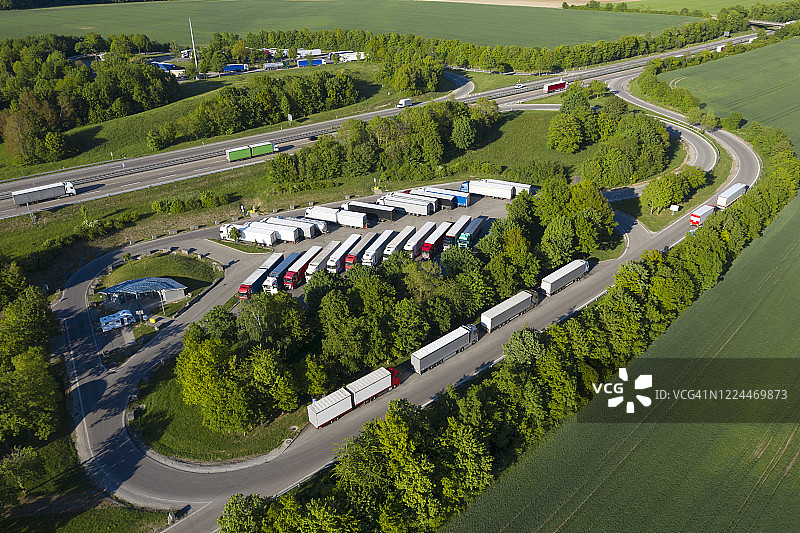 停车场中的卡车航拍图片素材