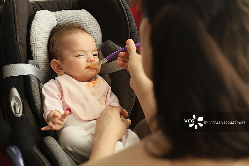 宝宝正在吃东西图片素材