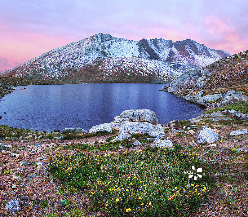 埃文斯山荒野区秋季峰会湖图片素材