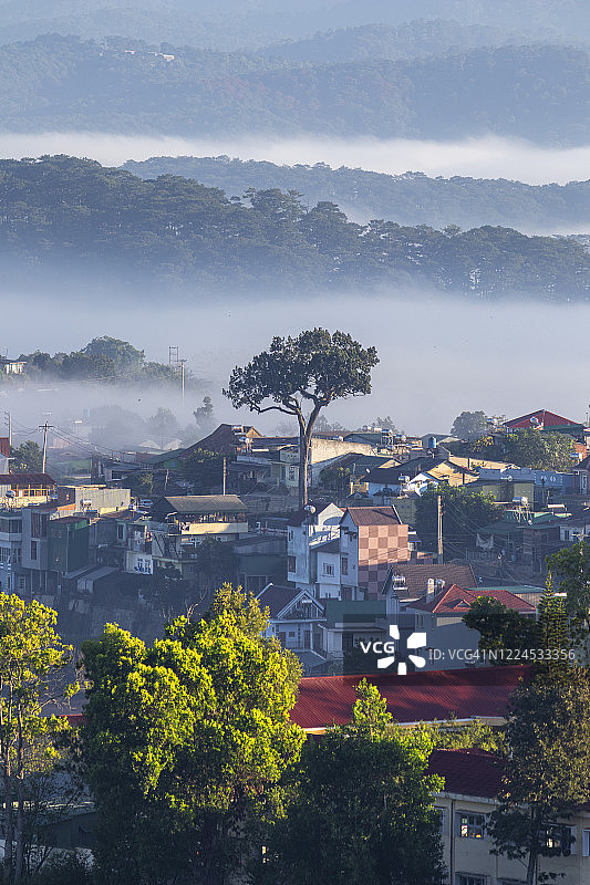 越南大叻雾山中的村庄图片素材