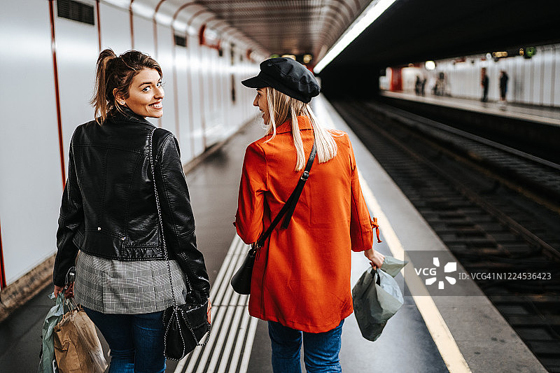 朋友们在火车站图片素材