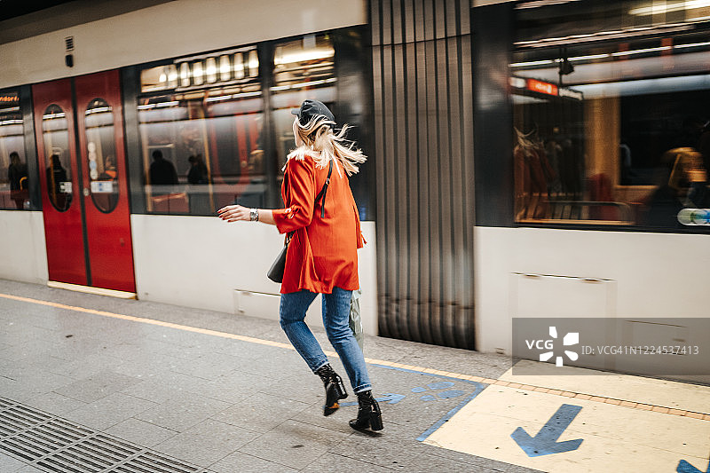 女子奔跑着赶火车图片素材