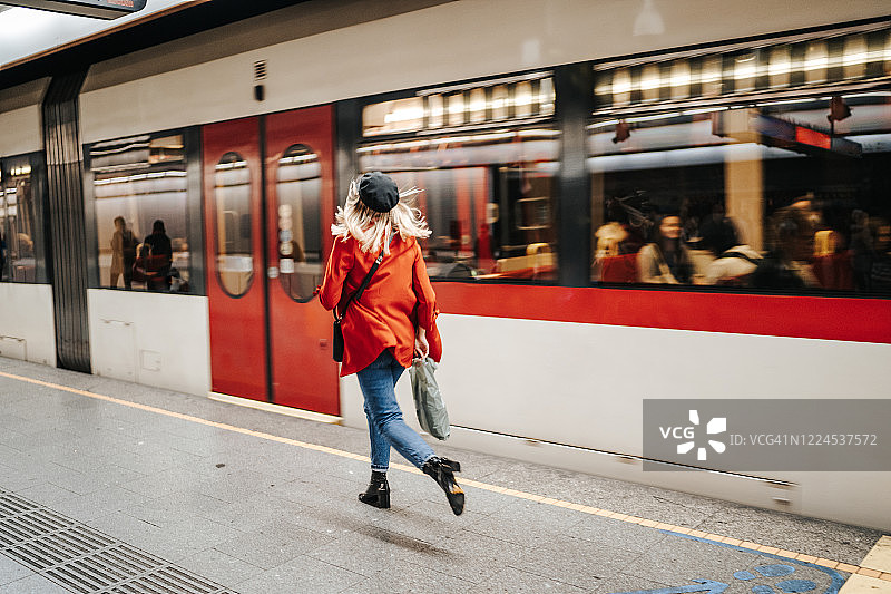 女子奔跑着赶火车图片素材