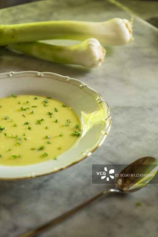 韭葱汤：意大利冬季流行的素食图片素材