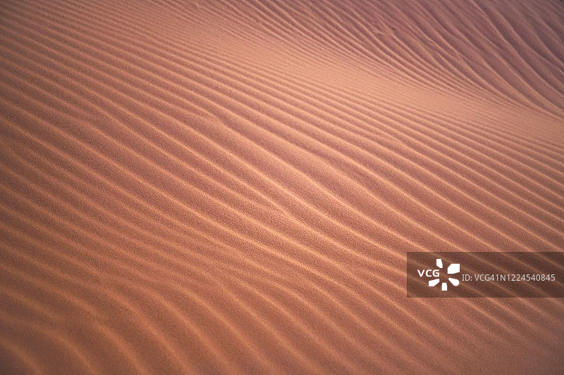 撒哈拉沙漠美丽沙丘中的轨道细节纹理，摩洛哥，非洲图片素材
