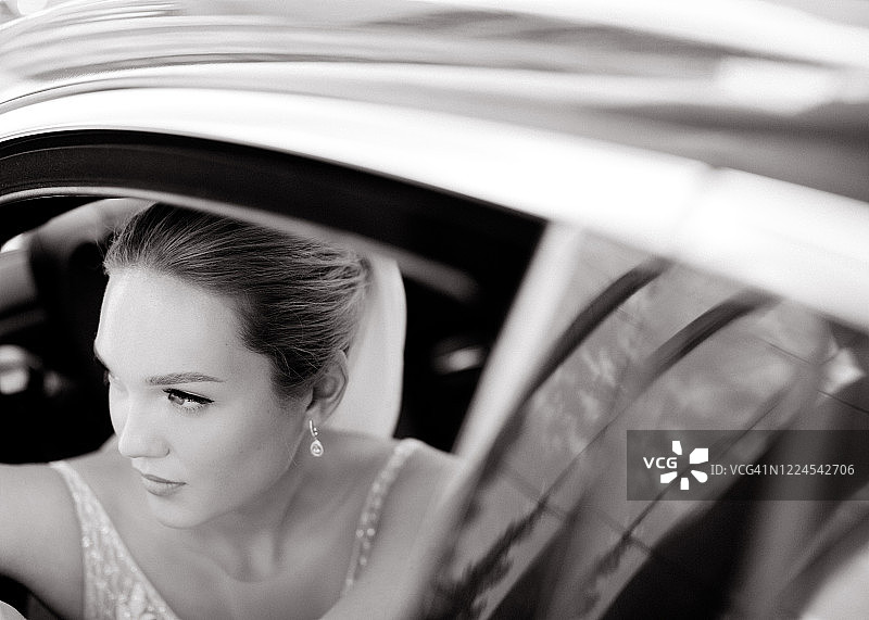 坐在车里的新娘的黑白肖像图片素材