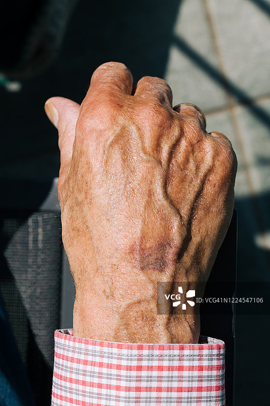 年长男性的饱经风霜的双手特写图片素材