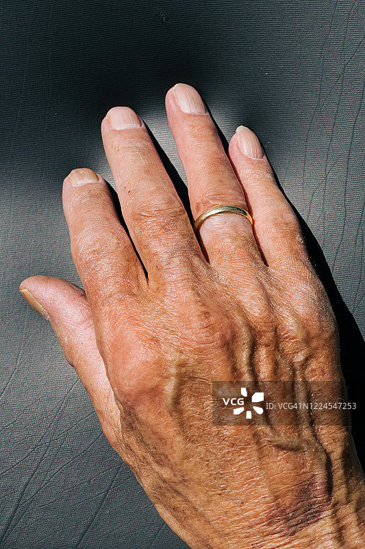 年长男性的饱经风霜的双手特写图片素材