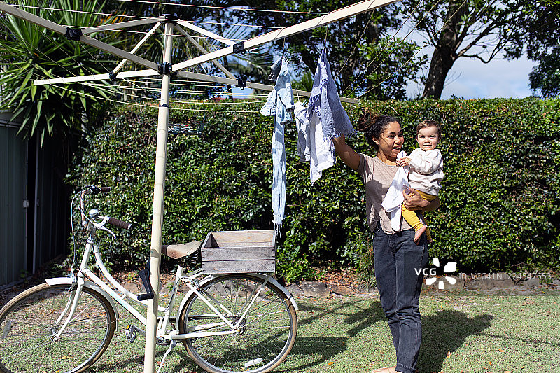 妈妈和女儿在家洗衣服图片素材