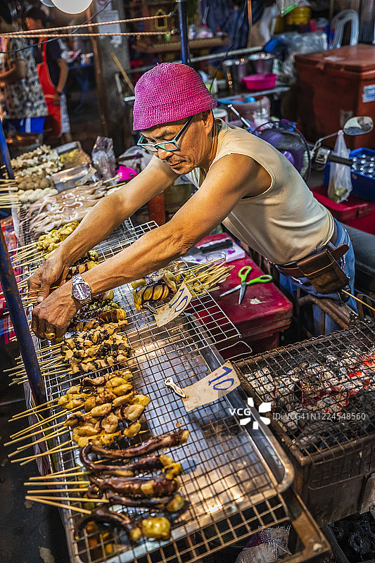 泰国清迈夜市的街头小吃摊主图片素材