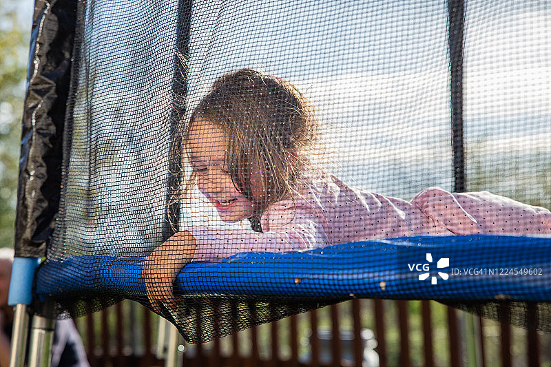 在蹦床上玩耍的小女孩图片素材
