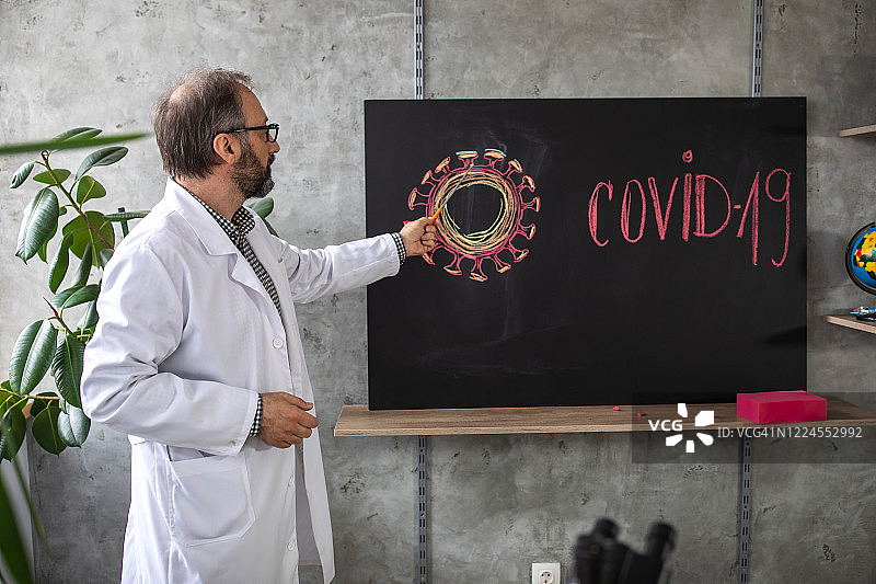 流行病学家谈论新冠病毒传播和预防图片素材