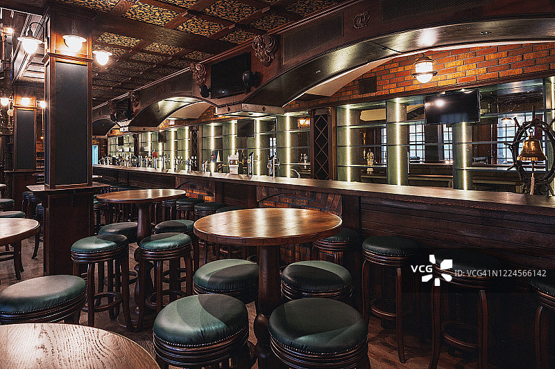 空旷的啤酒餐厅内部图片素材