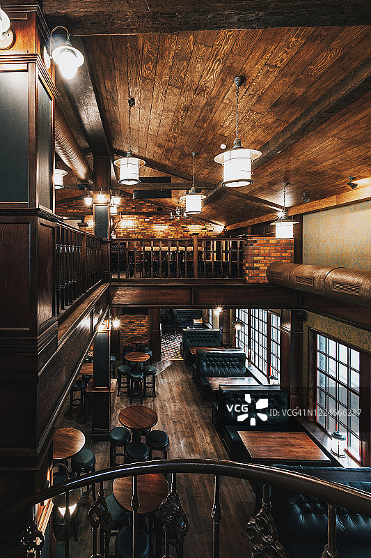 空旷的啤酒餐厅内部图片素材