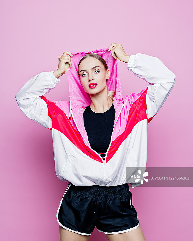 穿着连帽运动服的美丽女性时尚写真图片素材