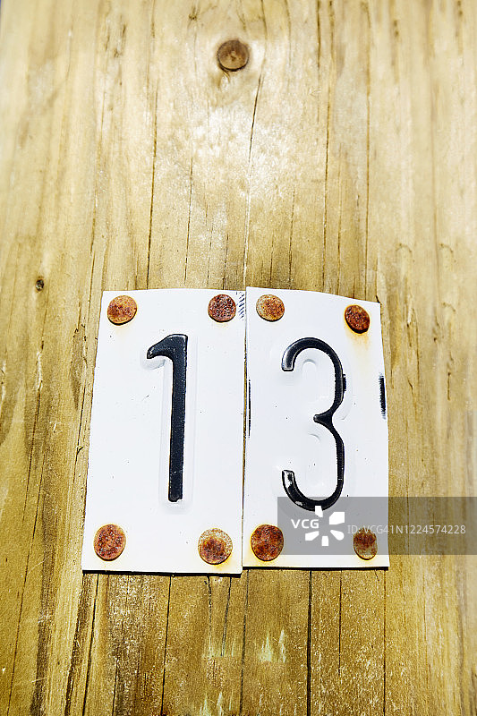 木墙上的数字13图片素材