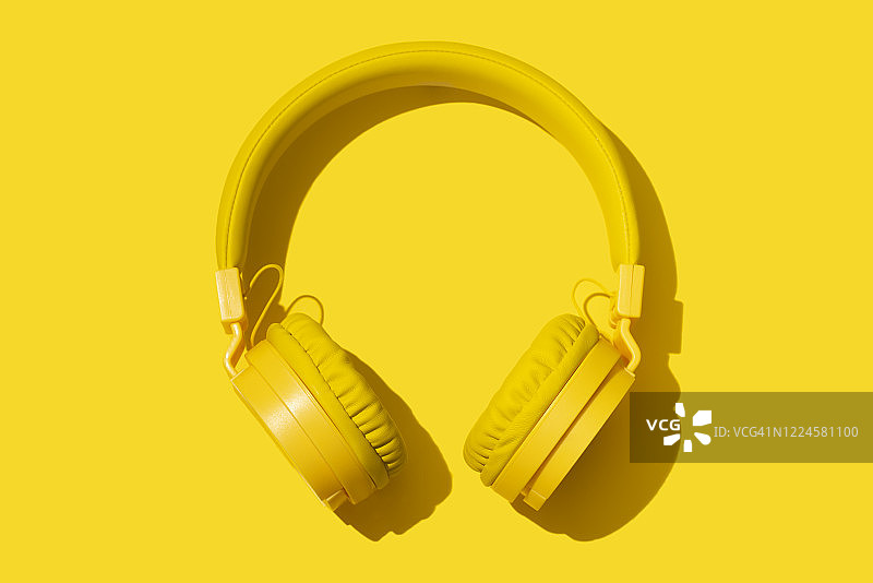 黄色背景上的黄色耳机图片素材