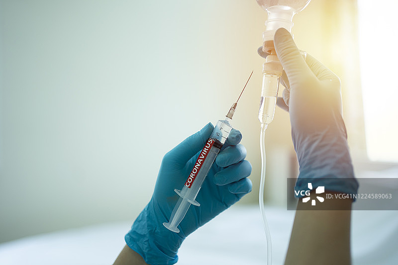 医生为新型冠状病毒感染患者输液特写图片素材