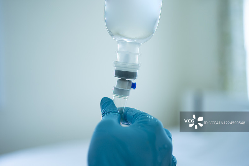 医生为新型冠状病毒感染患者输液特写图片素材
