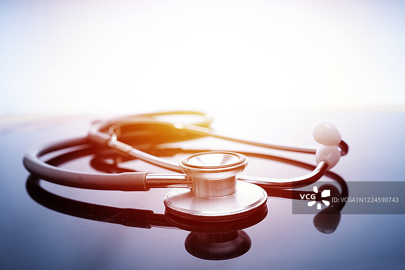 新型冠状病毒疫苗（2019-nCoV）的听诊器和疫苗瓶特写图片素材
