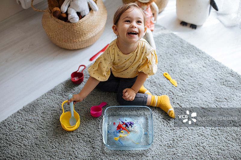 小女孩从冰山中拯救恐龙图片素材