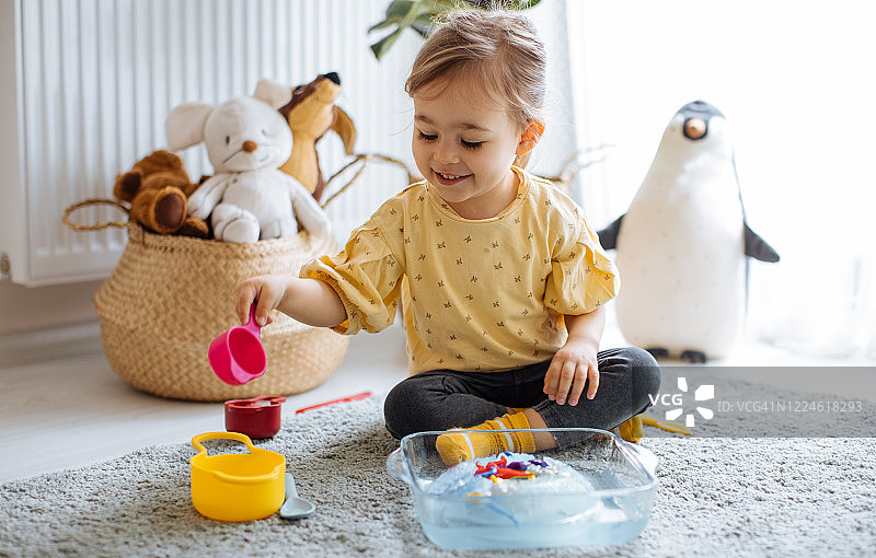 小女孩从冰山中拯救恐龙图片素材