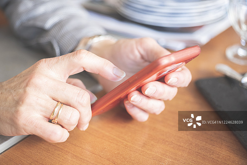 手持智能手机的成年女性图片素材