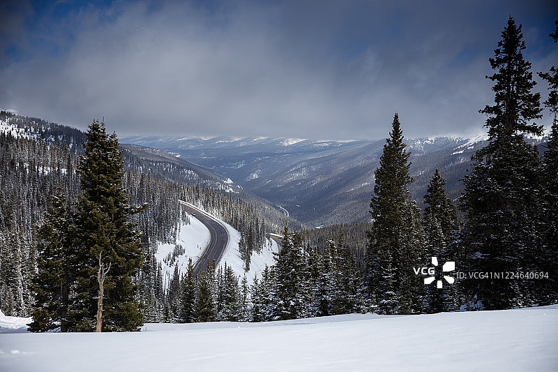 冬季落基山脉的回头弯公路图片素材