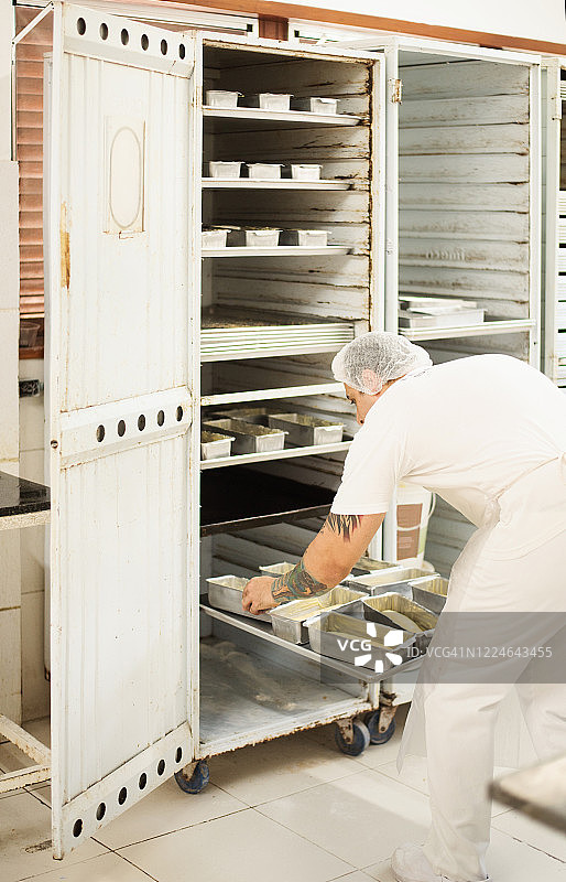 男人在面包店工作图片素材