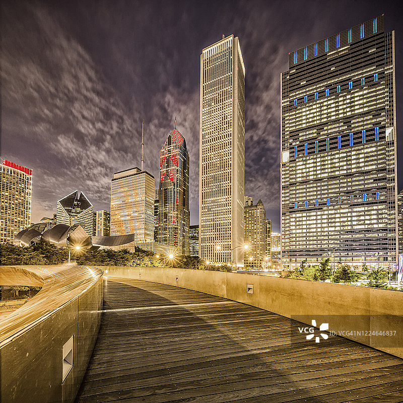 市中心，环线，千禧公园，弗兰克·盖里的BP桥，背景是摩天大楼图片素材