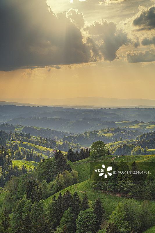 瑞士伯恩高地埃门塔尔的日落图片素材