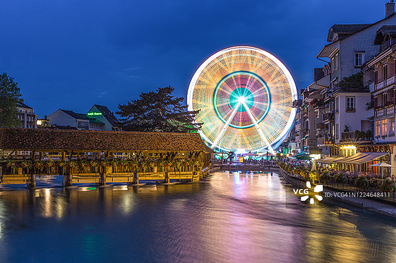 瑞士伯尔尼高地图恩市的摩天轮景观图片素材