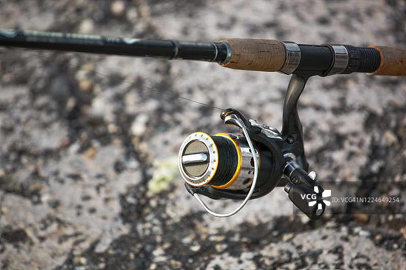 带有现代渔轮的钓竿图片图片素材