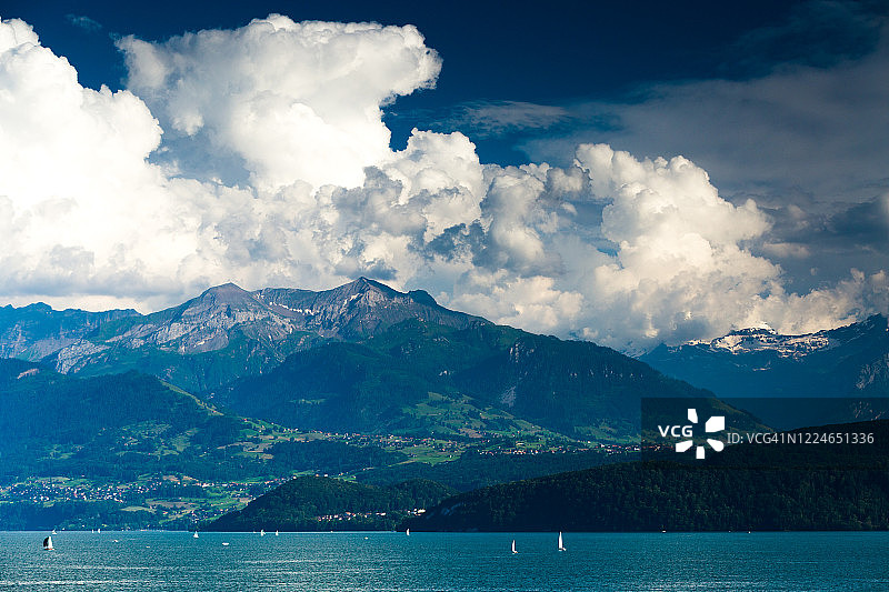 瑞士伯尔尼高地图恩湖景色图片素材