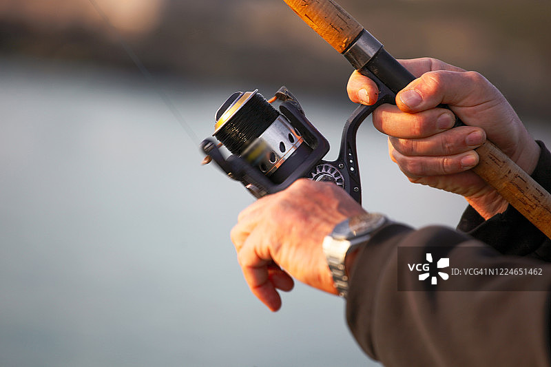 渔民清晨在海滩上捕鱼图片素材