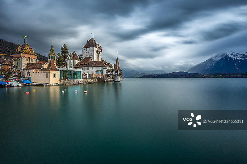 瑞士伯恩高地图恩湖畔的奥伯霍芬城堡图片素材