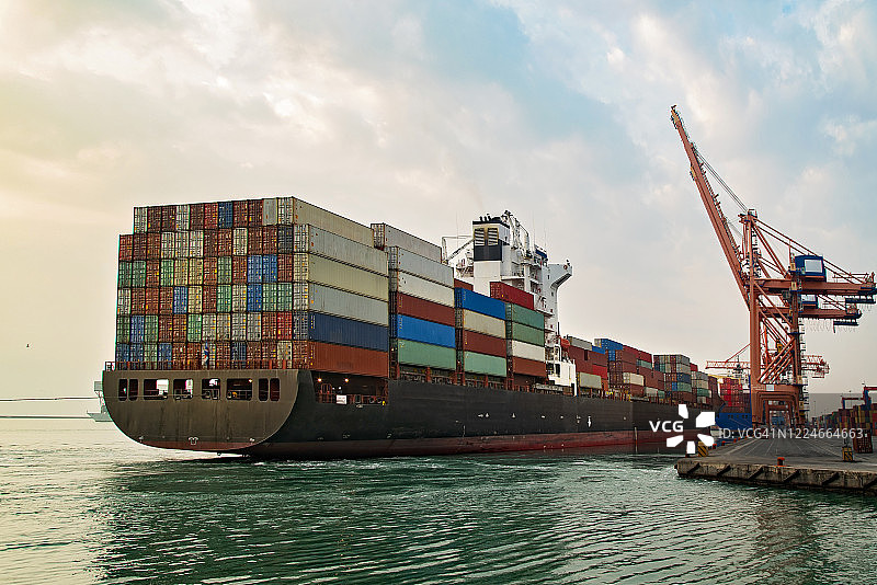 运输中的货船图片素材