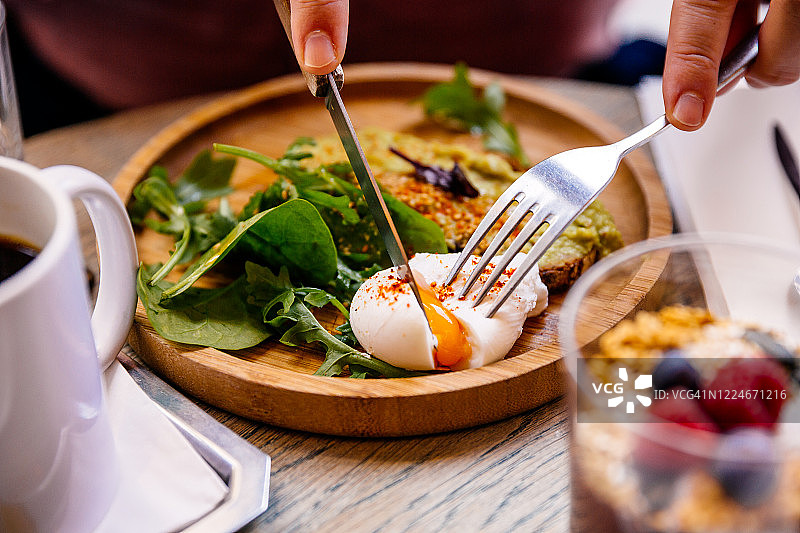 男人吃牛油果吐司和水波蛋图片素材
