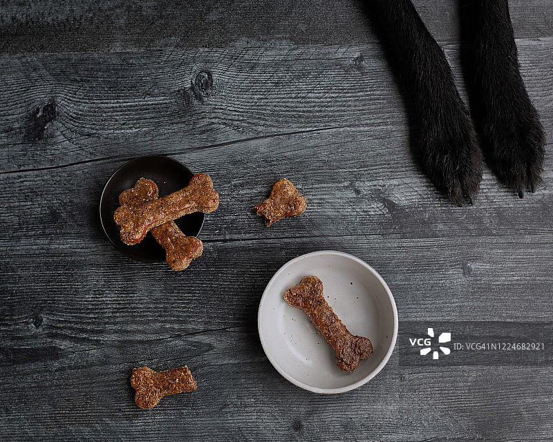 盘子里的狗饼干和狗爪（俯视）图片素材