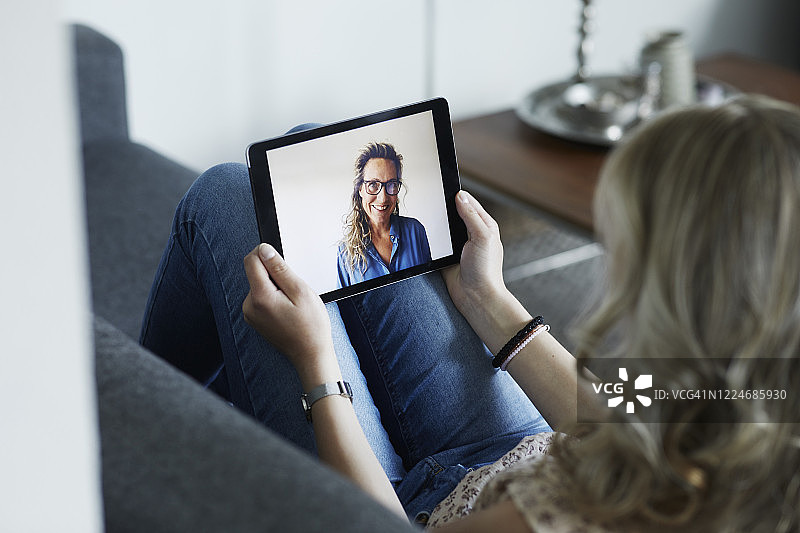 年轻女人与女老师进行在线会议图片素材