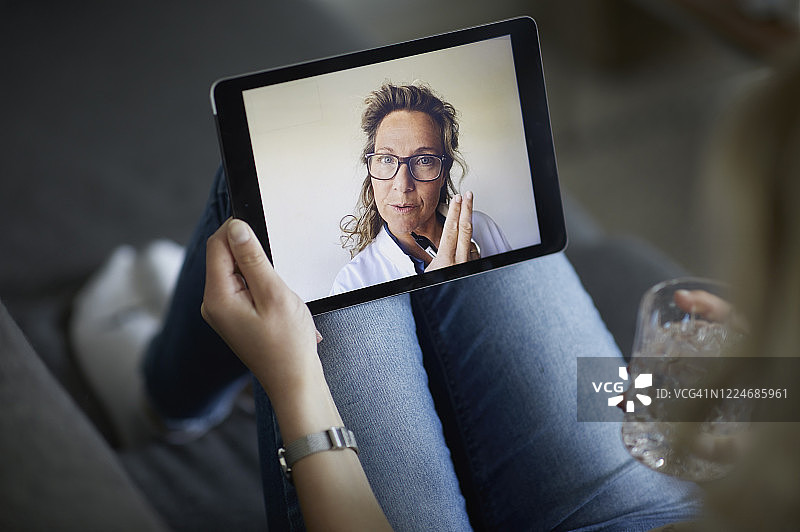 年轻女人与女性医护人员进行在线会议图片素材