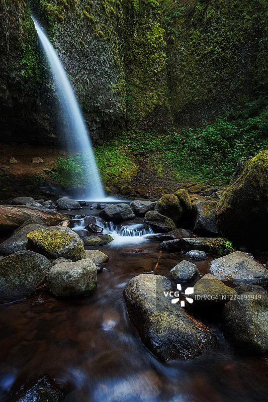 俄勒冈州马尾瀑布的长时间曝光图片素材