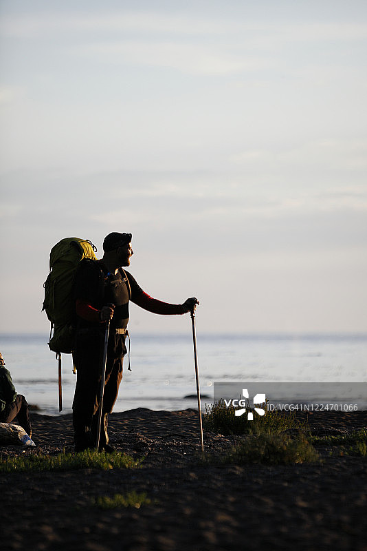 沿着海边徒步图片素材