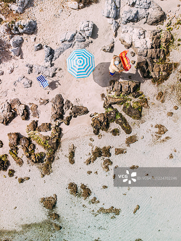 无人海滩上的男子鸟瞰图图片素材