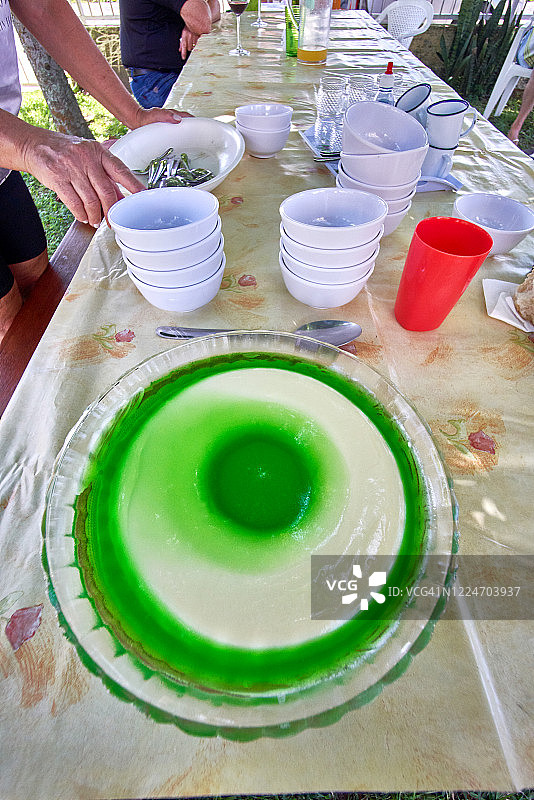 色彩鲜艳的巴西牛奶布丁图片素材