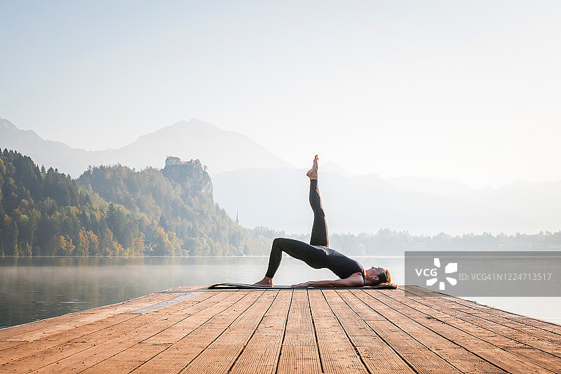 清晨布莱德湖薄雾中的户外瑜伽图片素材